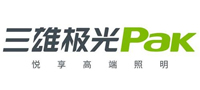 三雄極光